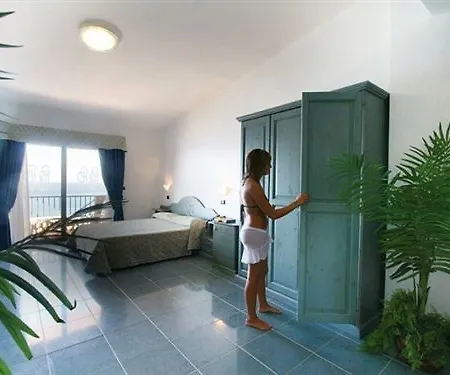 Baia Tropea 4* بارغيليا